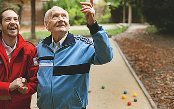 Ermögliche Betreuung und Pflege älterer Menschen